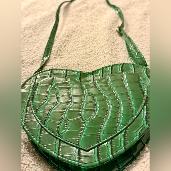 Green Heart-Shaped Crossbody Bag - Picture 14 of 14